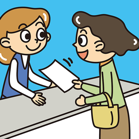 相続放棄に必要な書類を提出する女性